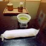 田傳 - お茶とおしぼり。