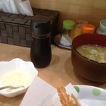 ロマンシング とんかつキッチン たぐ - タルタルソース、しょう油、豚汁