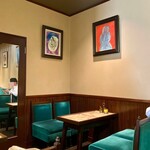 くろんぼ - 【店内】奥、テーブル席