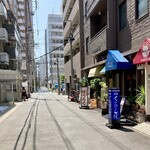 くろんぼ - 大通りの東側、路地にひっそり（目印）ブルーのテント