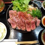 浪花焼肉 肉タレ屋 - ミックス焼肉定食のキャベツと撮影　こちらのお店のキャベツもとっても美味しいです