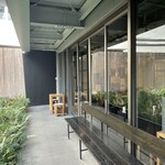 THINK OF THINGS - 奥庭にあるベンチ