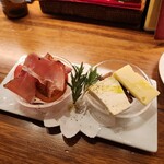 麹町ビストロ 階段の途中 - チーズと生ハムトマト