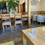 パティスリー&カフェ ピケ - 座ったソファ席から見て