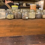 スパイス食堂 ニッキ - カウンター席に、案内されました　※目の前は、スパイスで一杯