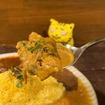 スパイス食堂 ニッキ - サバとバジルのココナッツカレー(辛さ1)、にゅ〜〜ん！