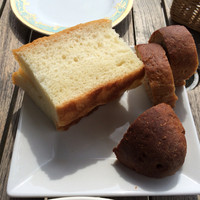 リストランテAO 逗子マリーナ - フォカッチャとイチジクのパン
                イチジクのパンの食感と味わいがたまらなく
                お代わりしちゃいました