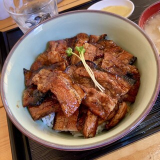 炭火焼豚丼 とんび_1
