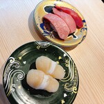 まぐろや石亭 - マグロ３貫盛りとホタテです