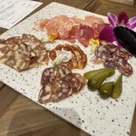 藤沢ビールハウス - #ふじさわ生豚さんの生ハムと腸詰