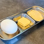 RAMEN TOKI - トッピング3点盛 280円 温玉、バター、粉チーズという意外な3点セット