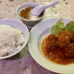 中国料理 丸勝 - 料理写真:鶏の唐揚げチリソースがけセット　880円(税込)