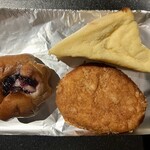 ルパ - 料理写真:左がブルーベリー、右上がフレンチトースト(変形してしまった…)、右下がカレーパン