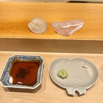 鮨 はしもと - 青森平目　鳥取ミル貝　静岡産山葵が滑らかクリーミーで辛さ控えめなのでたっぷりと付けていただきます