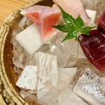 しんのすけ - 上から、時計回りに
      さわら、生インドまぐろ_赤身、いわし、ひらすずき、金目鯛