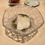 鮨 はしもと - 蒸し鮑　舎利にアオリイカのエンペラと鮑の肝ソース　柔らかく炊かれた鮑に濃厚な肝ソース　舎利