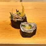 鮨 はしもと - 鰯海苔巻　赤酢で締めた鰯に沢庵のアクセント