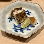 鮨 はしもと - 穴子白焼　身の厚い穴子を炭焼きで　絶妙な火入れで外はパリっと中はふわりと柔らか　山葵と塩で