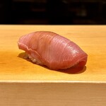 鮨 はしもと - 中トロ漬け　さらに滑らかな舌触りと爽やかな脂
