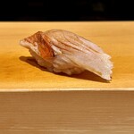 鮨 はしもと - 金目鯛　炙りで香りと甘みが増し山葵のさわやかさと後から辛子の風味がやってくる味の変化が楽しい