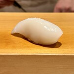 315276160 - 新烏賊　鹿児島出水産　この時期限定の墨烏賊の新子　鮮度がよくサクッと歯が入る幸せの食感