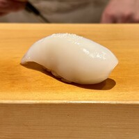 鮨 はしもと - 新烏賊　鹿児島出水産　この時期限定の墨烏賊の新子　鮮度がよくサクッと歯が入る幸せの食感
