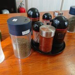 篠田そば店 - 卓上調味料　海苔は板海苔を粉末にしてあるという拘り