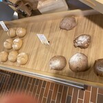 春パン屋 - 陳列　丸パン、いちじくパンが並べられて