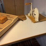 春パン屋 - ライ麦パンとパンカッターが側に置かれて