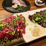 球磨焼酎バル めからうろこ - 馬赤身刺しと馬レバー刺し