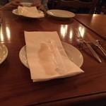 イル ポネンティーノ - さっぱりしていますが、食器とテーブルの色がマッチしています。