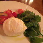 イル ポネンティーノ - 一押しメニューのモッツァレラチーズ。とてもジューシー、フルーティー。