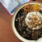 cafe 二軒堂 - 黒×角煮　玉子のアチャールトッピング