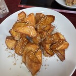 台湾料理龍香苑 羽島店 - サービスの大学芋！飴がとろとろおいも熱々だから水につけて食べる。