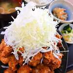 炭焼治郎 - ☆デカ盛り☆からあげ富士山定食。個数で20個以上。総量1Ｋ。ご飯は大盛り無料！