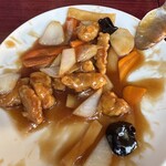 台湾料理龍香苑 - ヒレ肉の酢豚。写真撮影忘れて食べてる途中の写真