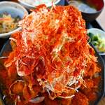 炭焼治郎 - ☆激辛デカ盛り☆からあげボルケーノ定食。個数で20個以上。総量1Ｋ。唐辛子と自家製ラー油の大噴火！