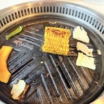 千田亭 - ジンギスカンのタレに付けて焼きとうもろこし