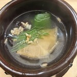 東茶屋 なかむら - あわびを、あわびの肝に付けて食します。絶品。