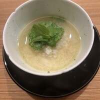 東茶屋 なかむら - 2品目　鱧とモロヘイヤと無花果　あったかお椀物