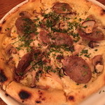 イル ポネンティーノ - ランチのピッツァ。本日のピザ、チーズとチョリソー？意外とクリスピーでぺろりといけちゃいます。