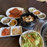 韓国家庭料理 焼肉 ちんぐ - 黒い器が壺漬けカルビ。左がコチジャンサムギョプサル。