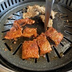 韓国家庭料理 焼肉 ちんぐ - 手前のお肉はコチジャンサムギョプサル。奥が壺漬けカルビ