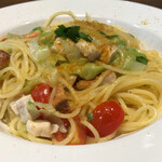 トラットリア ラ・カンパァーナ - 日替わりパスタランチ（サラダとパン付き）1430円
パスタは燻製メカジキ、レタス、トマトのカラスミ風味を選択