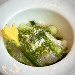 ラルジャン - 『宮城　畠山さんの帆立貝』
      
      上から、
      ・ディル、花きゅうり
      ・緑系のオイル（詳細不明）
      ・胡瓜のパウダーアイス
      ・昆布のジュレ
      ・球形にくり抜いた胡瓜
      ・山ワサビのマヨネーズ
      ・昆布締めにした帆立