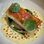 ラルジャン - 『静岡　地金目鯛』
      
      ・ナスタチウムの葉？
      ・地金目鯛のポワレ
      ・ササゲ（長いインゲン）
      
      ・ソース：貝出汁の出汁に、クリームやカレー粉、ディル、鱒の卵