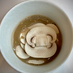 ラルジャン - 『静岡　発酵マッシュルーム』
      
      発酵マッシュルームのスープ（発酵マッシュルームのエキス、生クリーム・塩）
      ・マッシュルームのフレッシュのスライス
      ・発酵マッシュルームのソテー
      ・卵黄ペースト