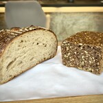 ラルジャン - デンマーク人女性ブーランジェが手掛ける『BROD』様（広尾）から。
      
      ・「ライ麦粉30％のサワードウブレッド」
      ・「アマニとひまわりの種の”ロブロ”（ライ麦粉100%をライサワー種で膨らませたパン）」