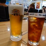 貴美の浜焼き - 中ジョッキ680円、烏龍茶350円