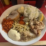 ラーメン鷹の目 - 高級卵のTKM 麺増し(500g)ニンニク、アブラ、辛揚げ、ガリマヨ、レモン